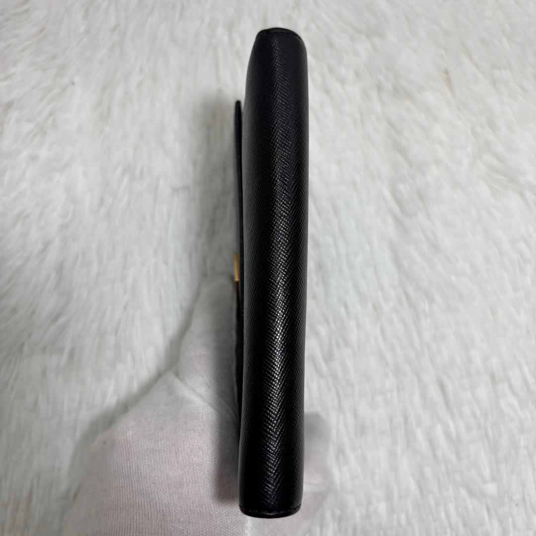 ✨美品✨ プラダ 三角ロゴ サフィアーノ 三つ折り財布 レザー プレート 黒