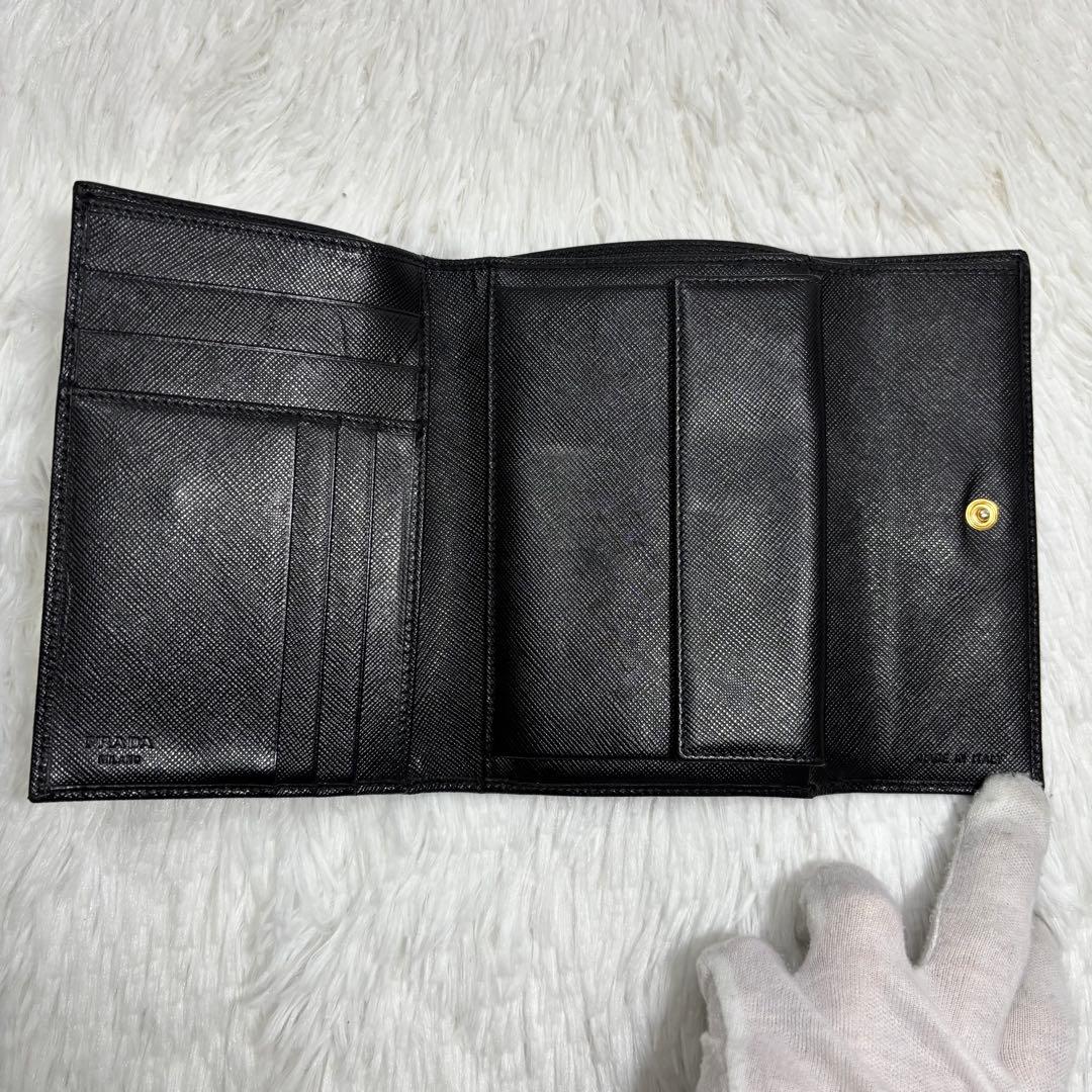 ✨美品✨ プラダ 三角ロゴ サフィアーノ 三つ折り財布 レザー プレート 黒