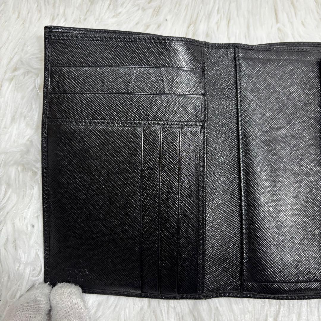 ✨美品✨ プラダ 三角ロゴ サフィアーノ 三つ折り財布 レザー プレート 黒