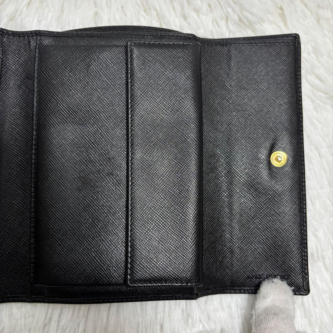 ✨美品✨ プラダ 三角ロゴ サフィアーノ 三つ折り財布 レザー プレート 黒