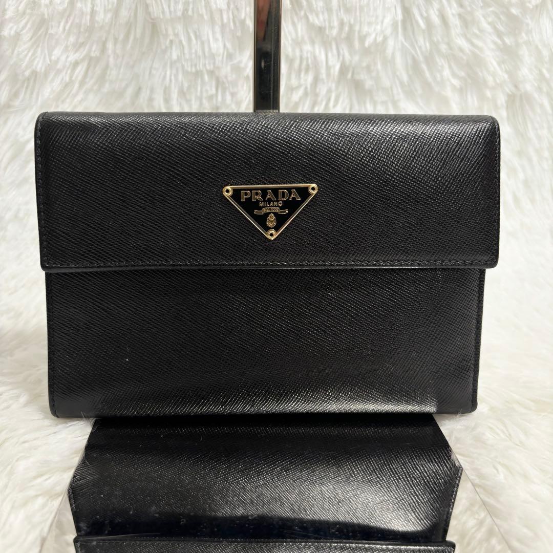 ✨美品✨ プラダ 三角ロゴ サフィアーノ 三つ折り財布 レザー プレート 黒