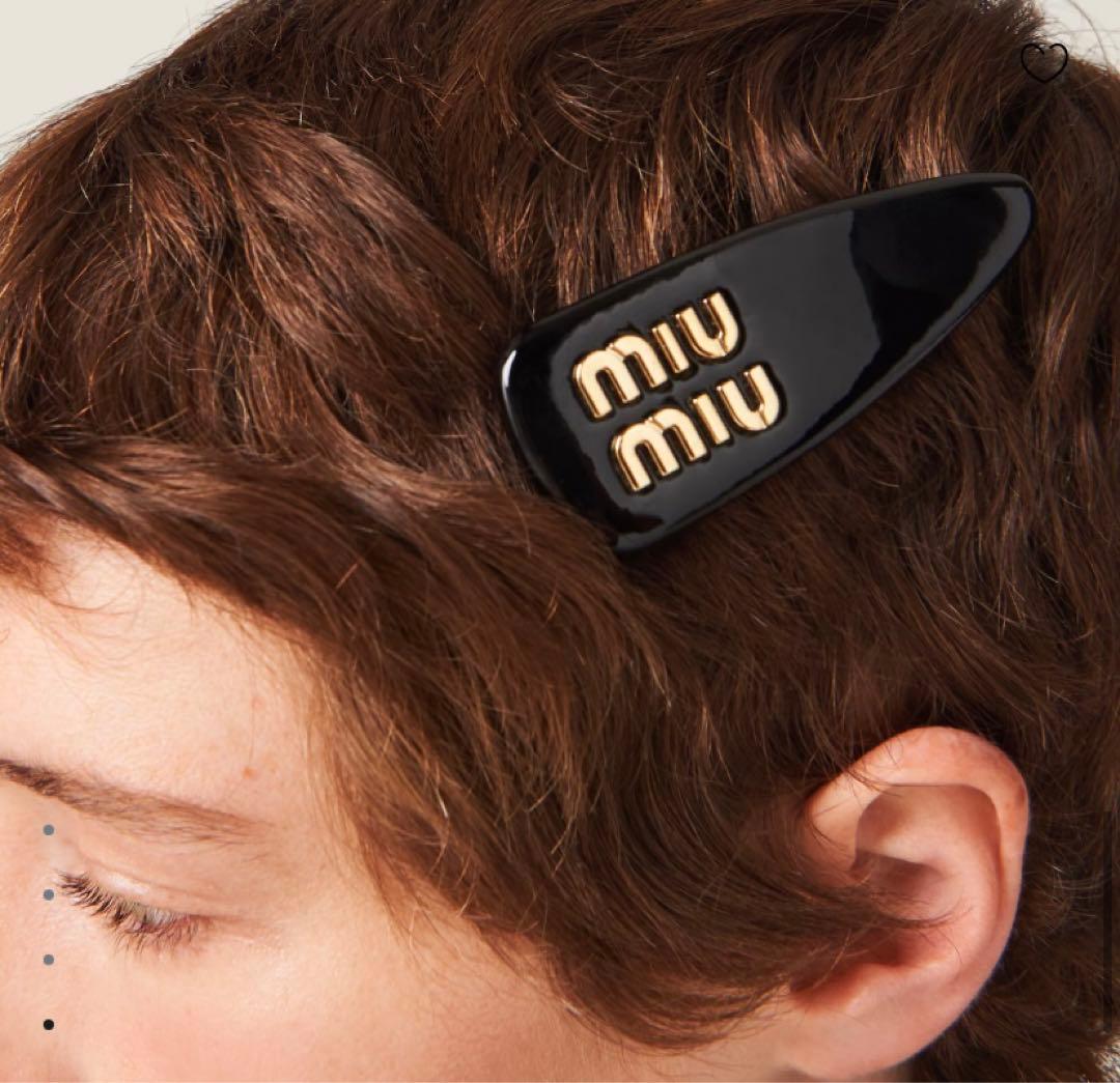 国内正規品miumiuパテントレザー ヘアクリップ