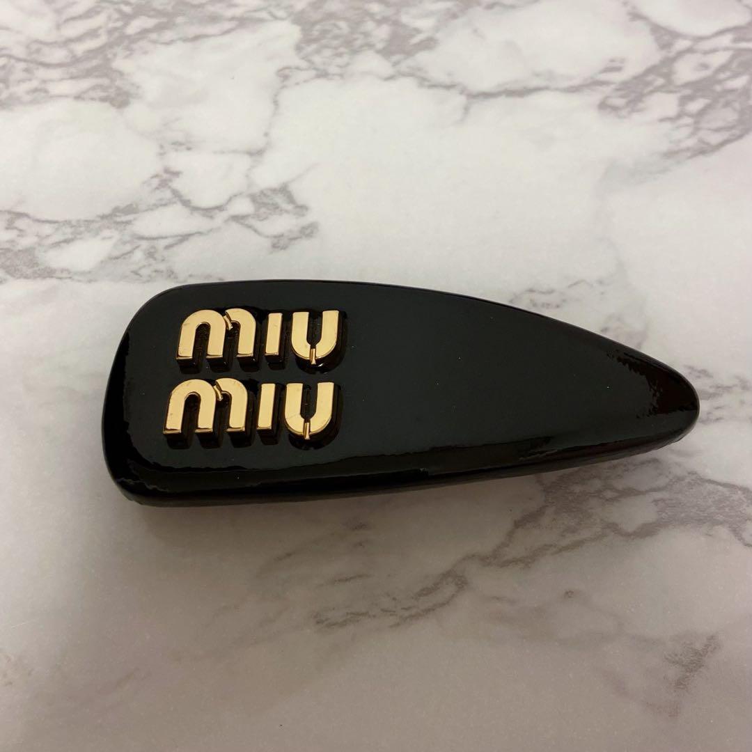 国内正規品miumiuパテントレザー ヘアクリップ