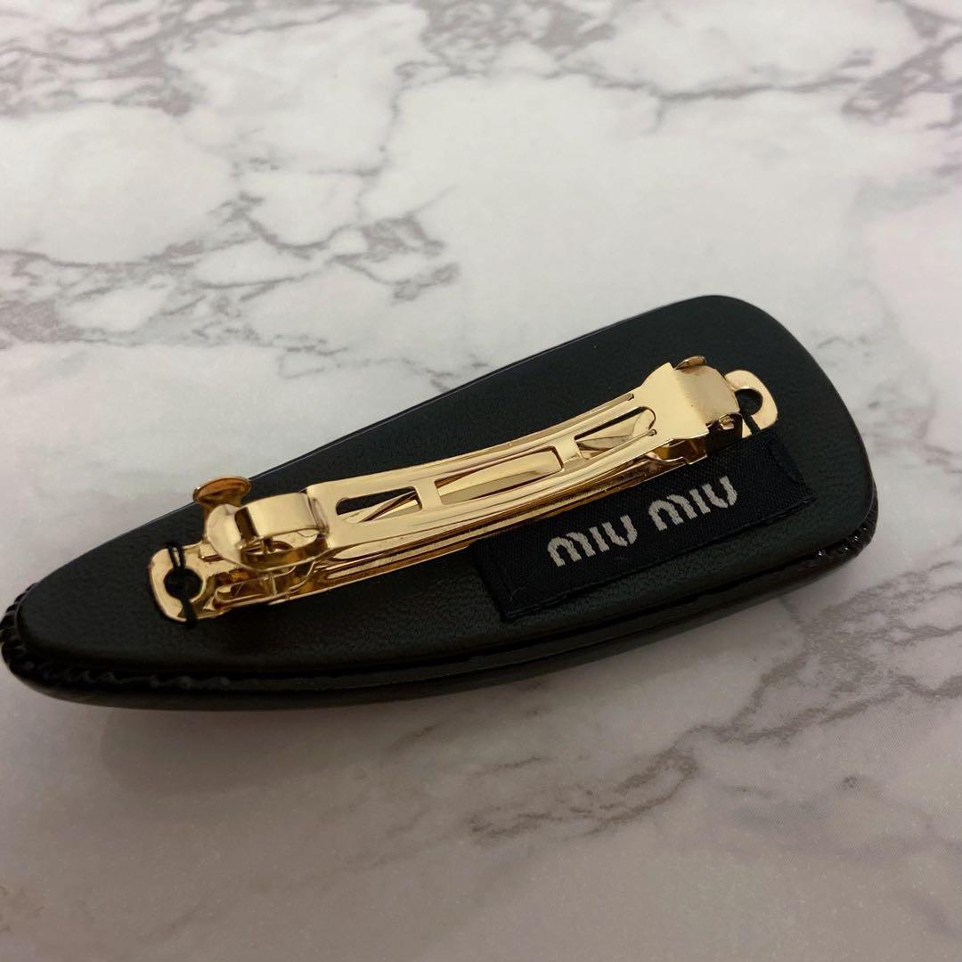 国内正規品miumiuパテントレザー ヘアクリップ