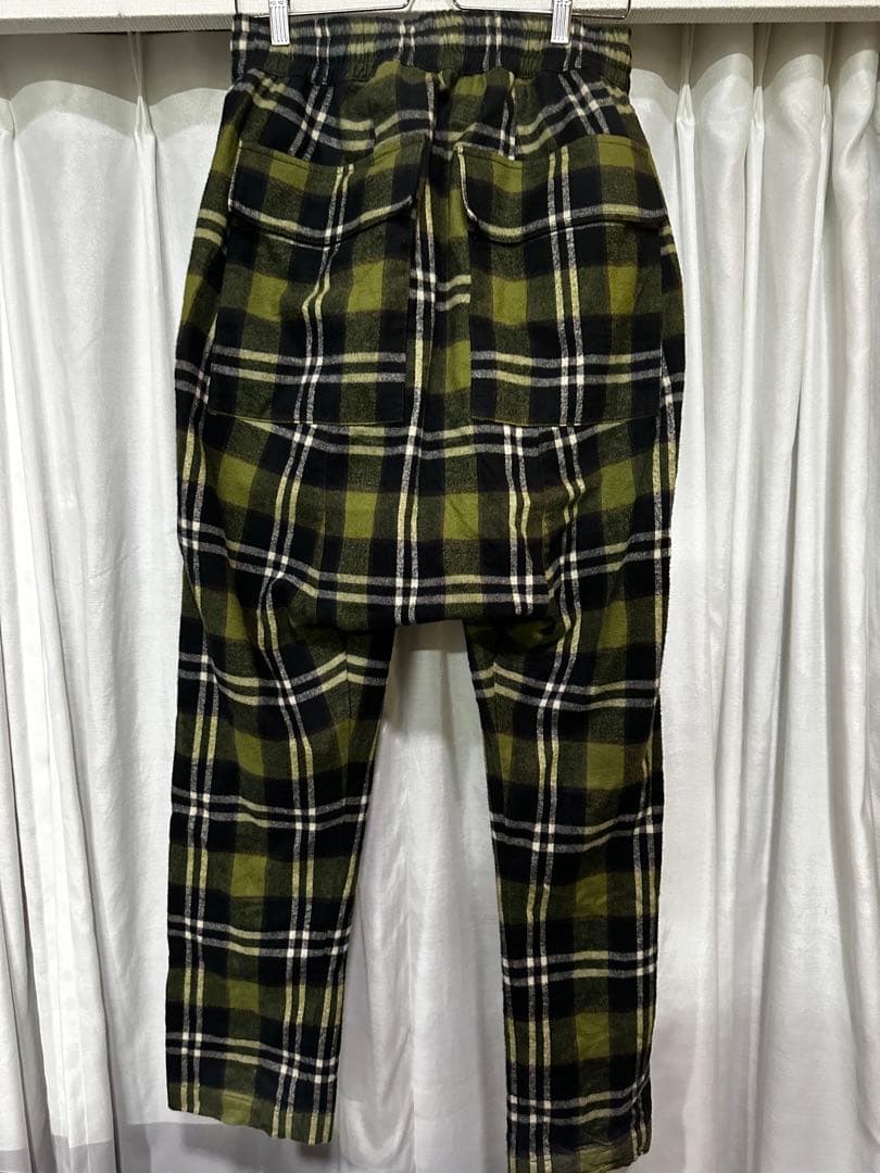 A.F ARTEFACTサルエルパンツ 緑と黒のチェック柄