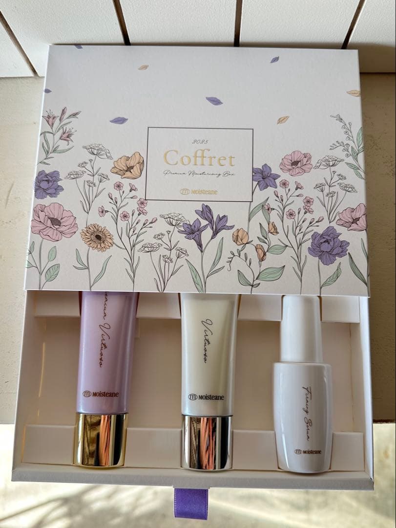 モイスティーヌコフレ　2025 【カレンダー付き】