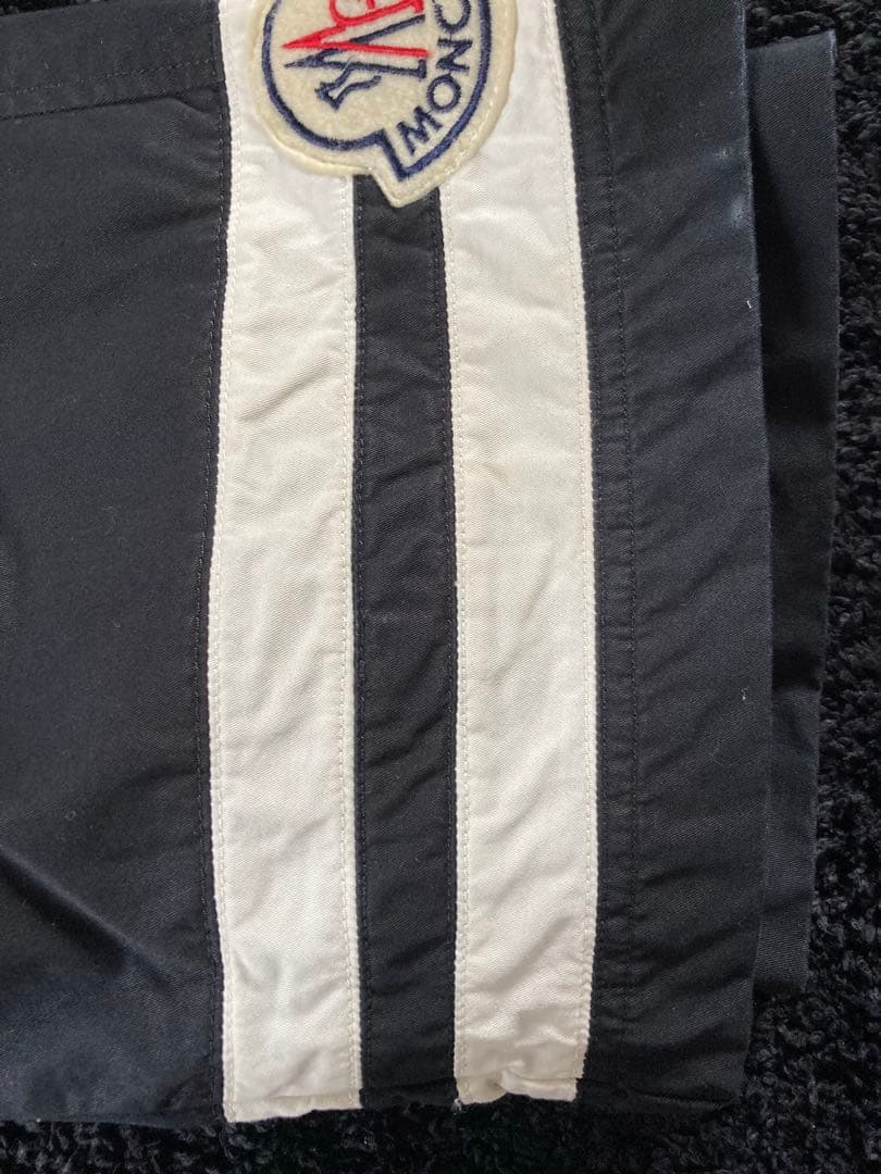 【レオン】MONCLER ブラックショートパンツ ストライプ　48