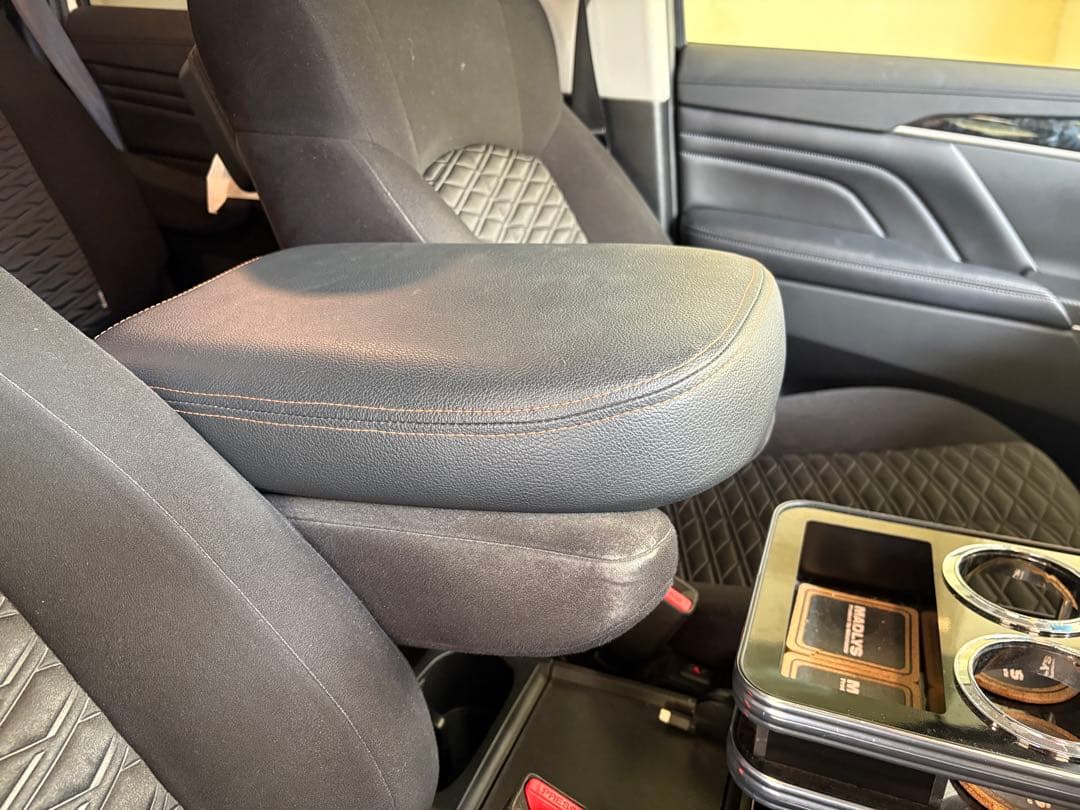 【美品】　輝オート　MADLYS デリカD5 ビッグアームレスト