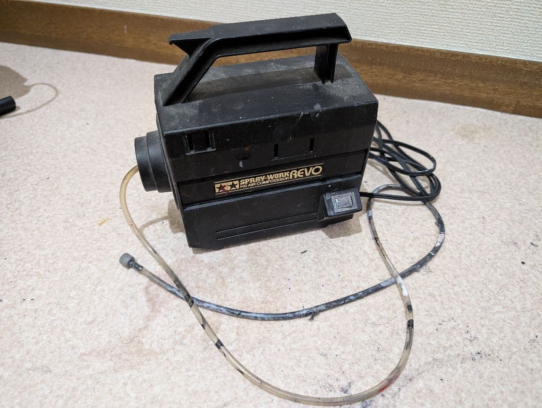 コンプレッサーと塗装ブース