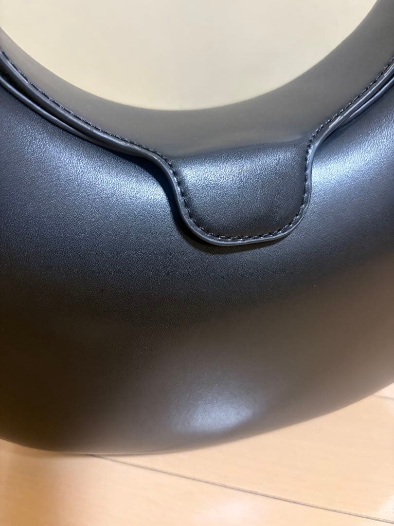 Kora コラ メタリックアクセントムーンバッグ