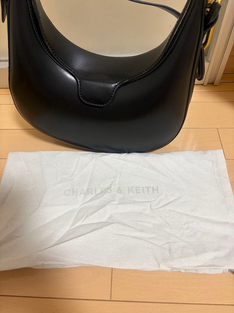 Kora コラ メタリックアクセントムーンバッグ