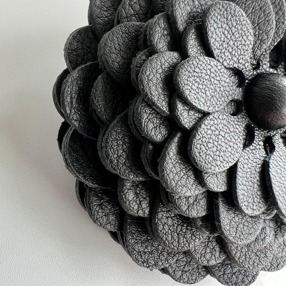 美品　LOEWE　ロエベ　チャーム　スタッドフラワー　レザー　ブラック　花