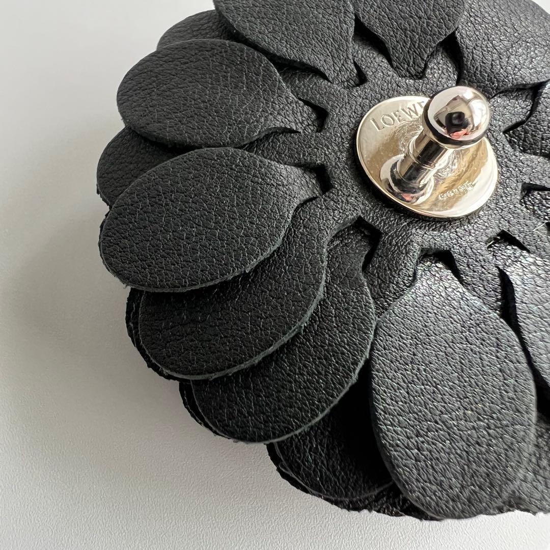 美品　LOEWE　ロエベ　チャーム　スタッドフラワー　レザー　ブラック　花