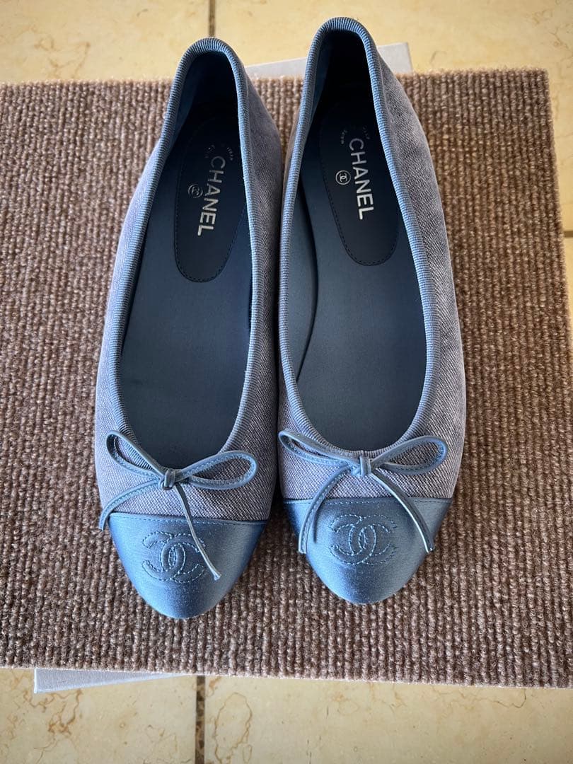 TOP　CHANEL グレー フラットシューズ