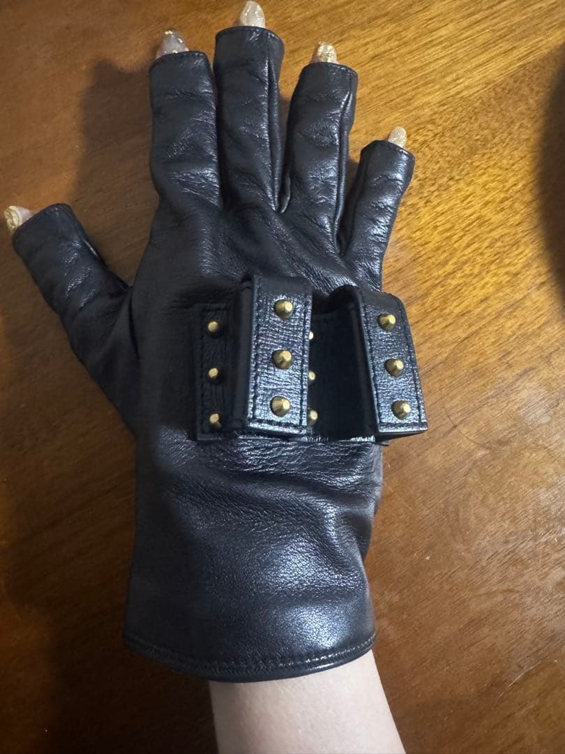 GUCCI レザー指なしグローブ スタッズ付き
