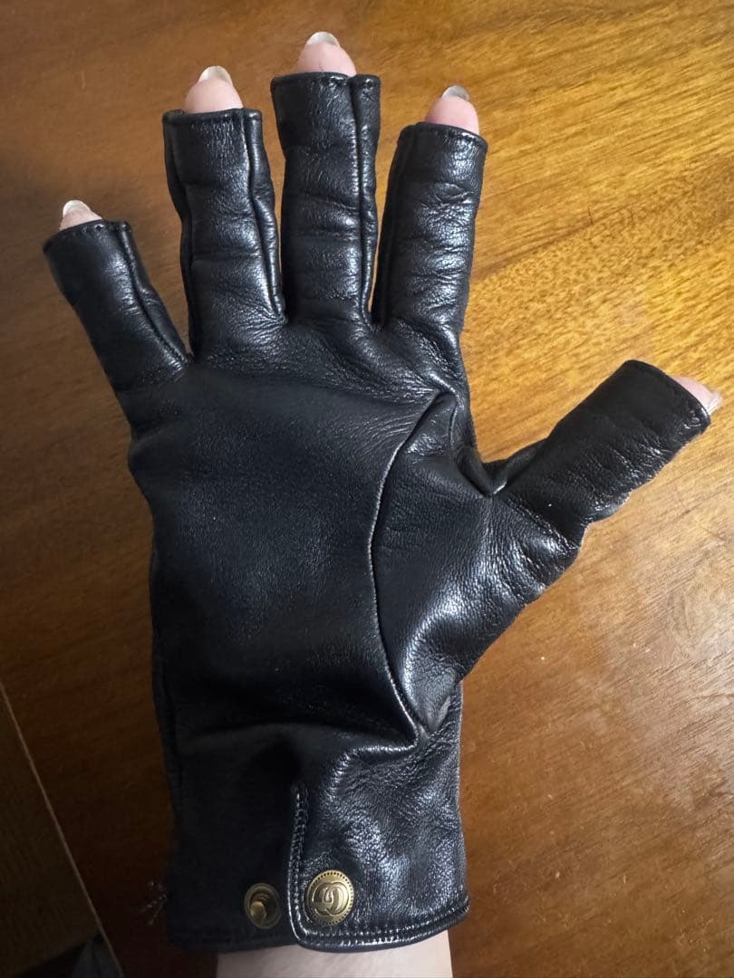 GUCCI レザー指なしグローブ スタッズ付き