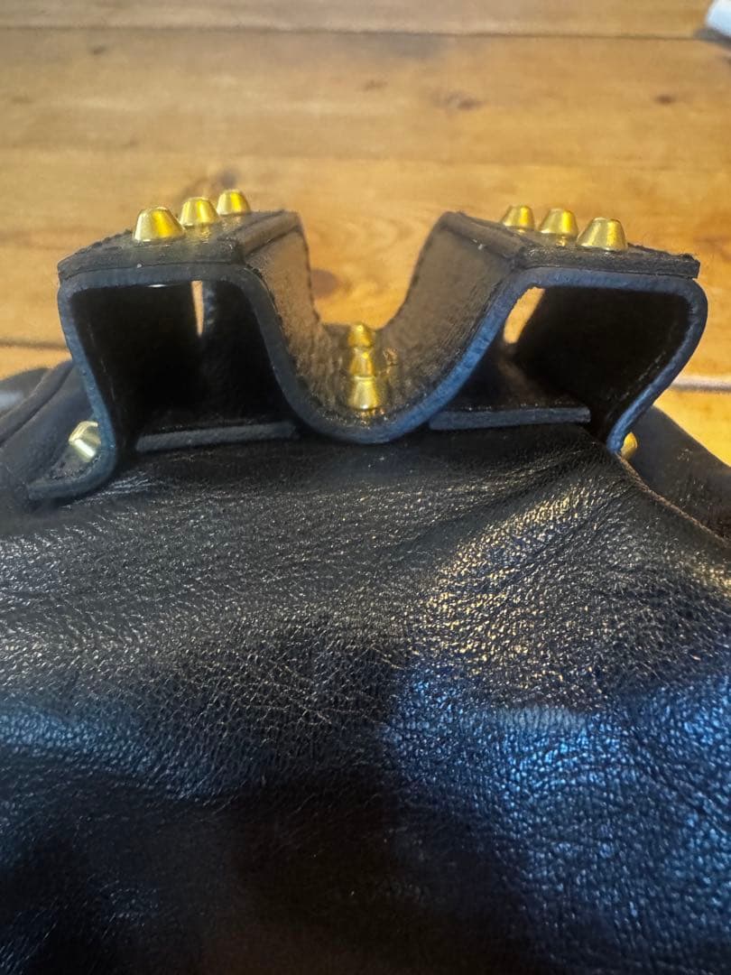 GUCCI レザー指なしグローブ スタッズ付き