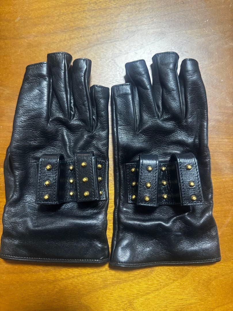 GUCCI レザー指なしグローブ スタッズ付き