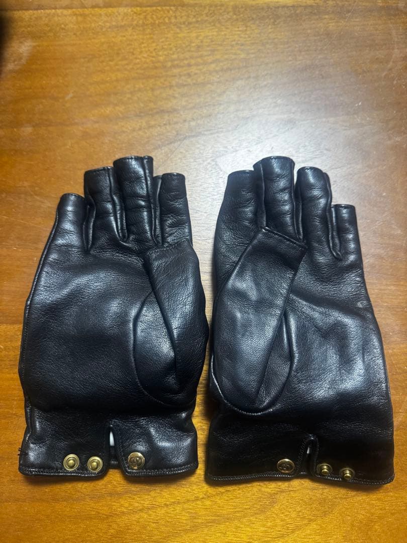 GUCCI レザー指なしグローブ スタッズ付き