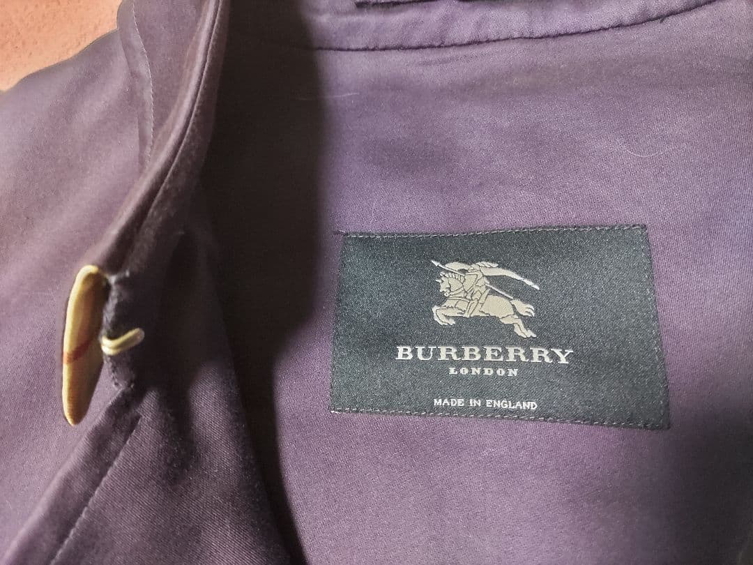 ららば、Burberry バーバリーの濃いパープルトレンチコート