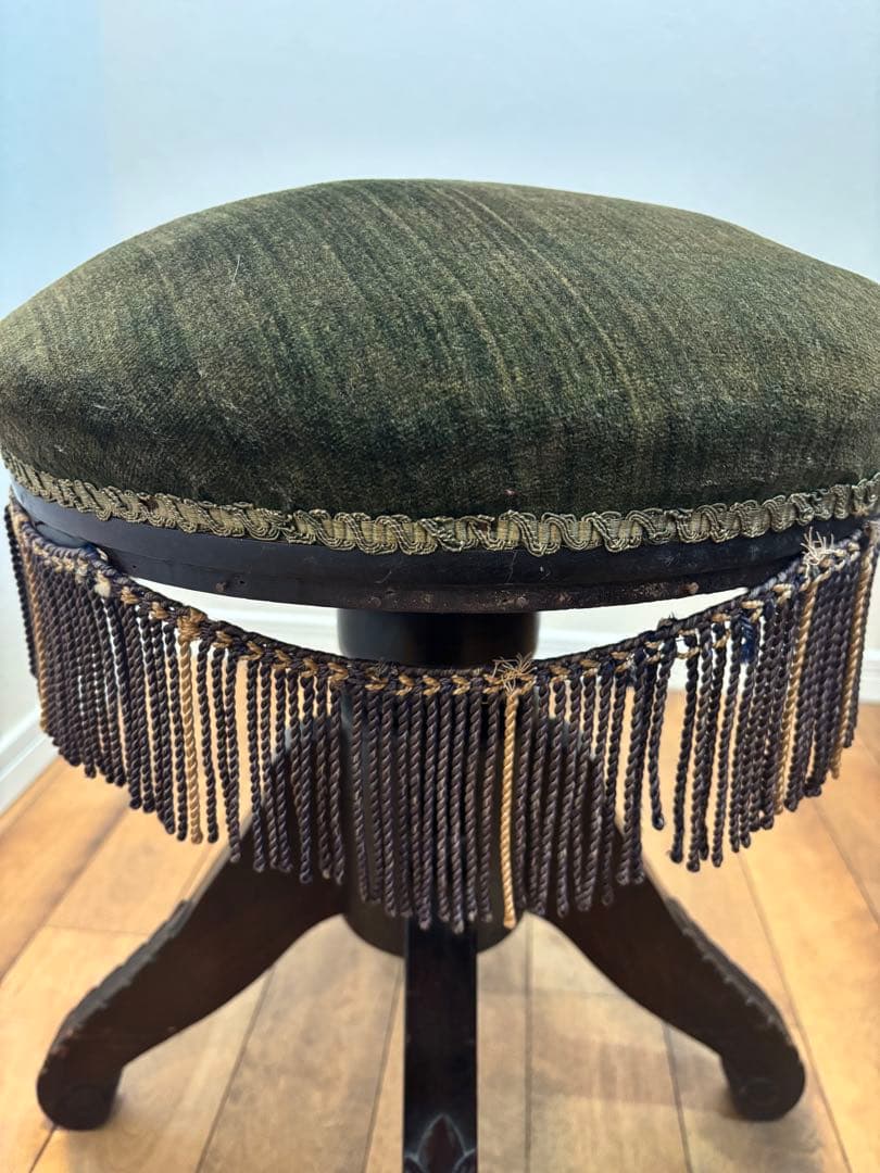 オリーブグリーン フリンジ付きスツール　ピアノ　椅子　彫刻　アンティーク