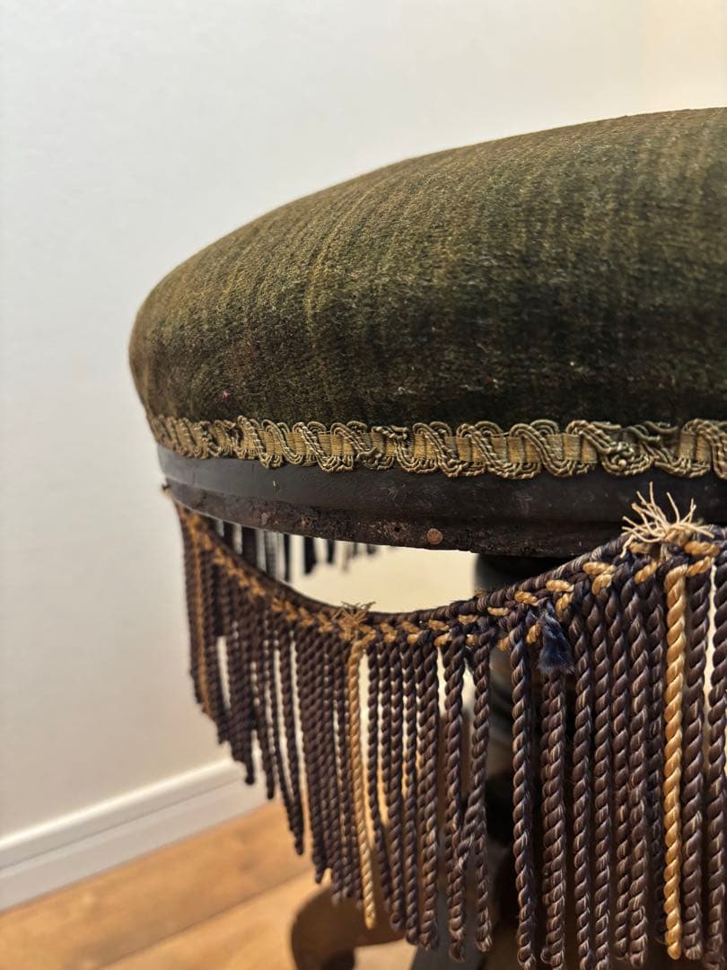 オリーブグリーン フリンジ付きスツール　ピアノ　椅子　彫刻　アンティーク