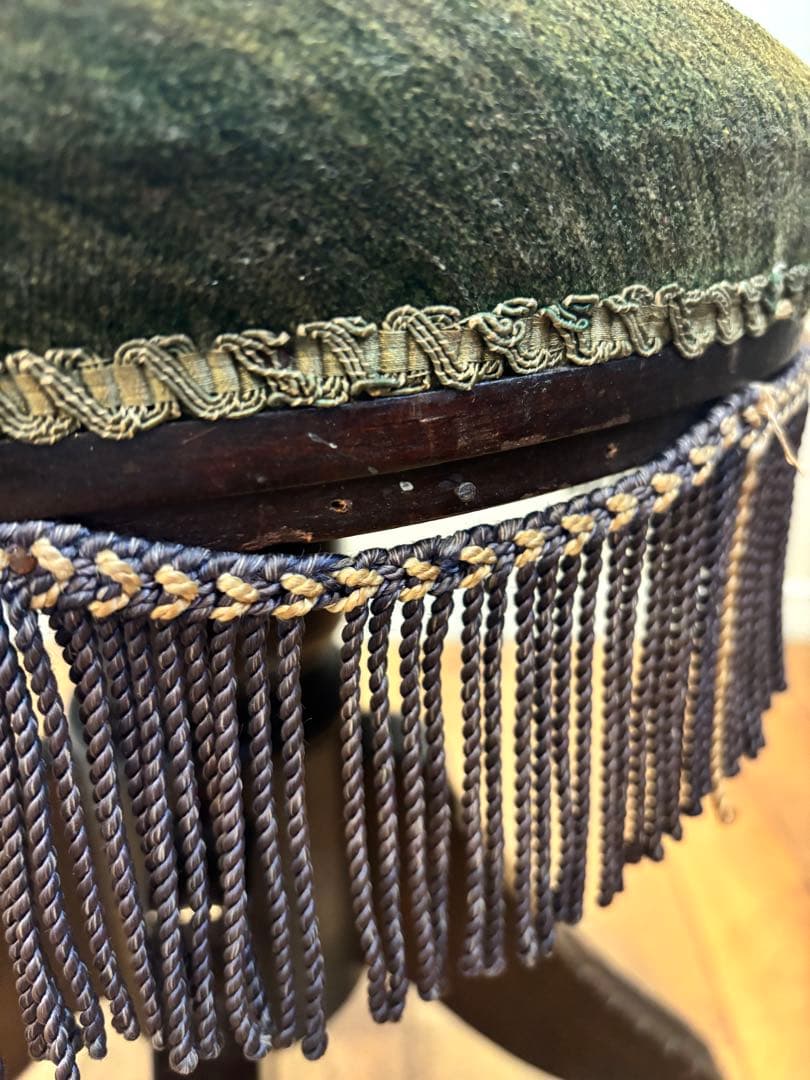 オリーブグリーン フリンジ付きスツール　ピアノ　椅子　彫刻　アンティーク