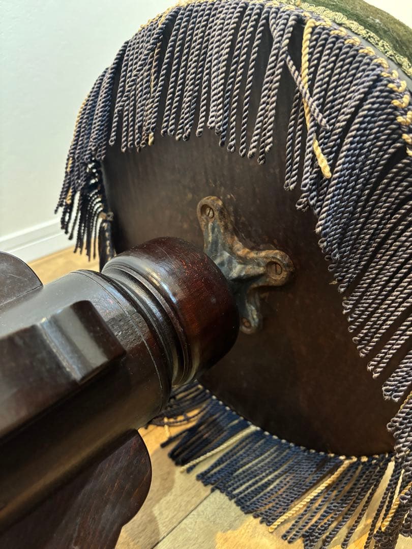 オリーブグリーン フリンジ付きスツール　ピアノ　椅子　彫刻　アンティーク