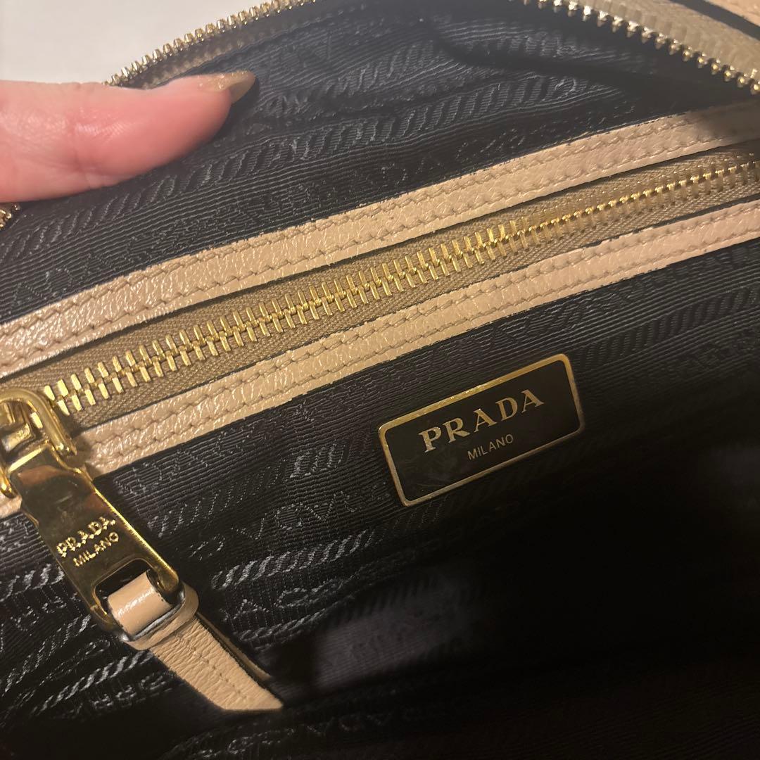 PRADA ベージュ 型押しショルダーバッグ オールレザー