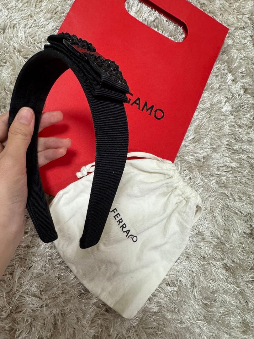 FERRAGAMO ビジュー付きブラックヘアバンド