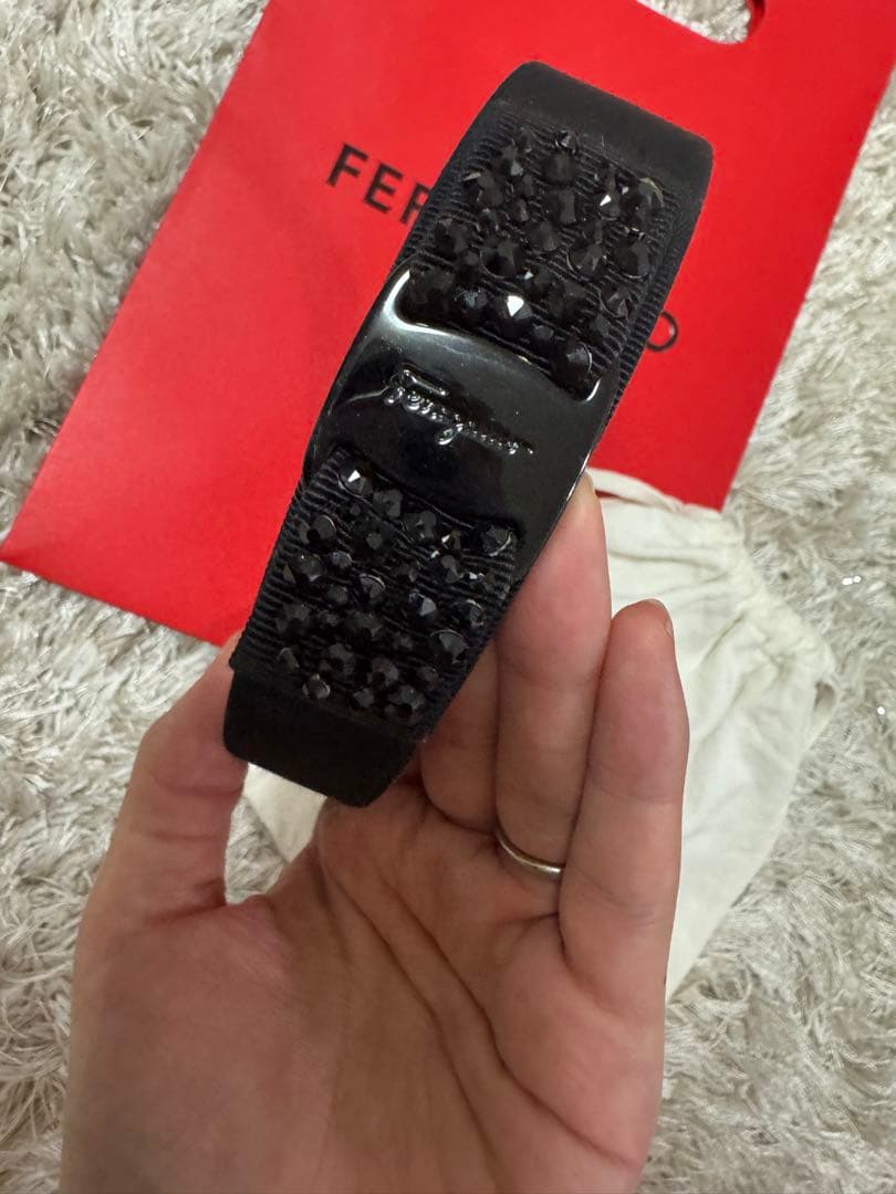 FERRAGAMO ビジュー付きブラックヘアバンド