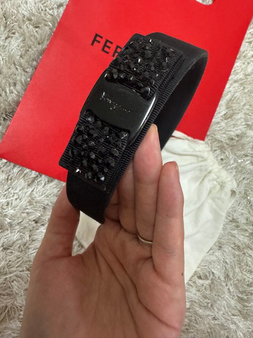 FERRAGAMO ビジュー付きブラックヘアバンド