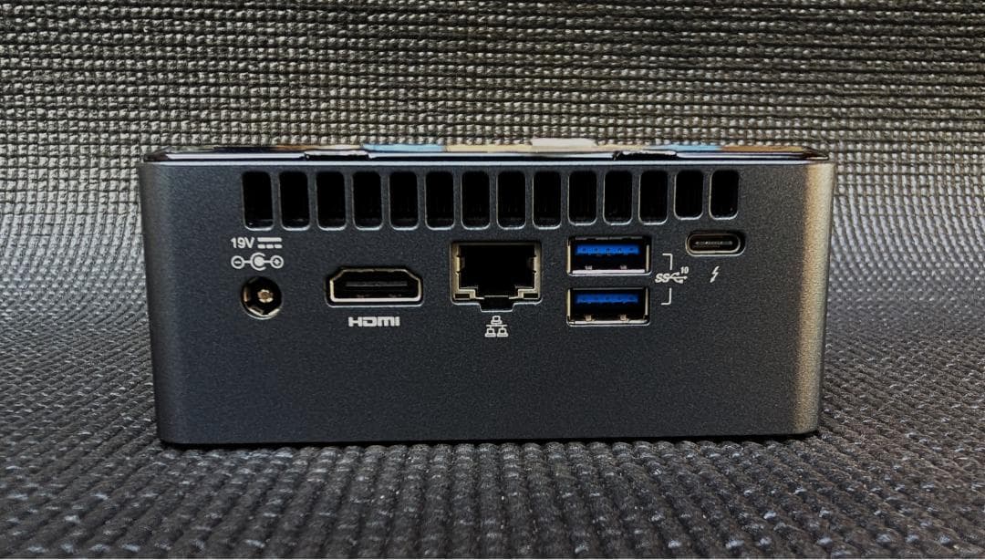 ミニPC　Intel NUC8i7BEH ベアボーン（完成品）