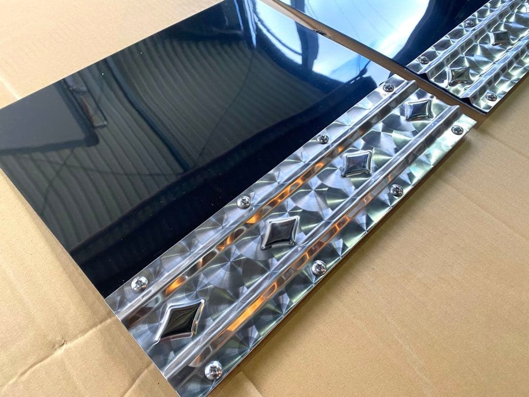 2トントラック　ダンプ　泥除け　デコトラ　ウロコ黒　430×400 サイズ変更可