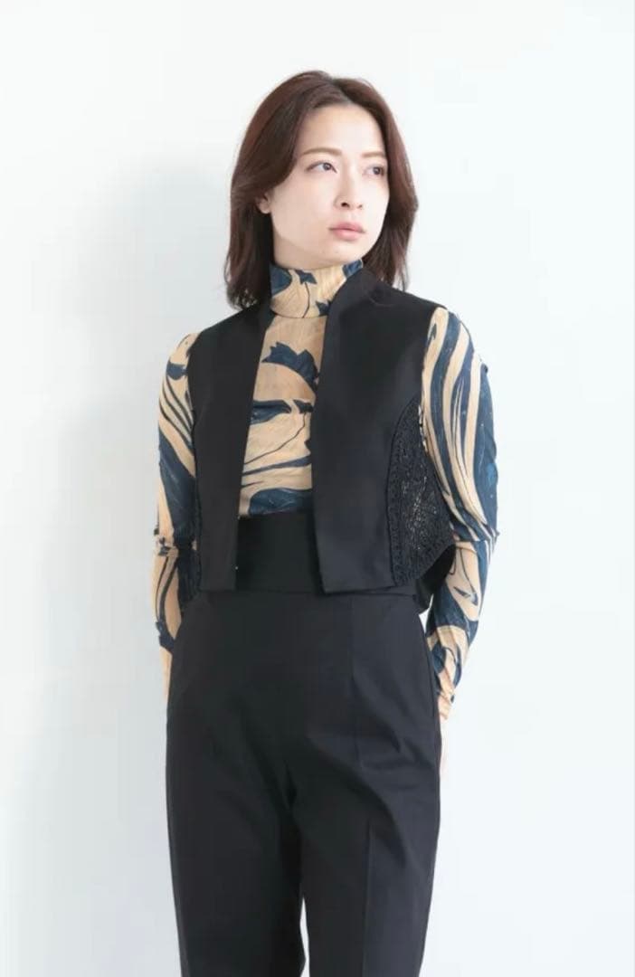 マメクロゴウチ　Cording Emb Detail Cotton Vest