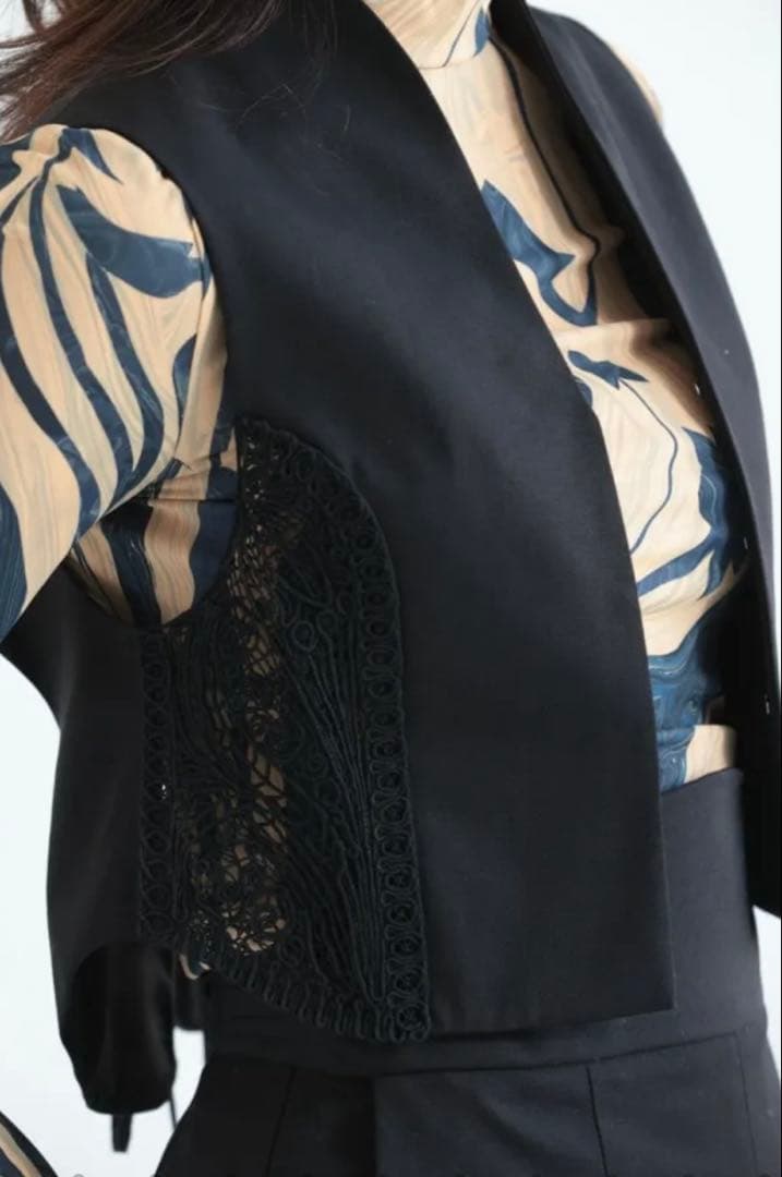 マメクロゴウチ　Cording Emb Detail Cotton Vest