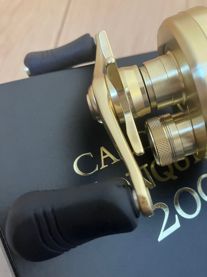 極美品　シマノ 15カルカッタコンクエスト200 ノーマル　アベイルスプール