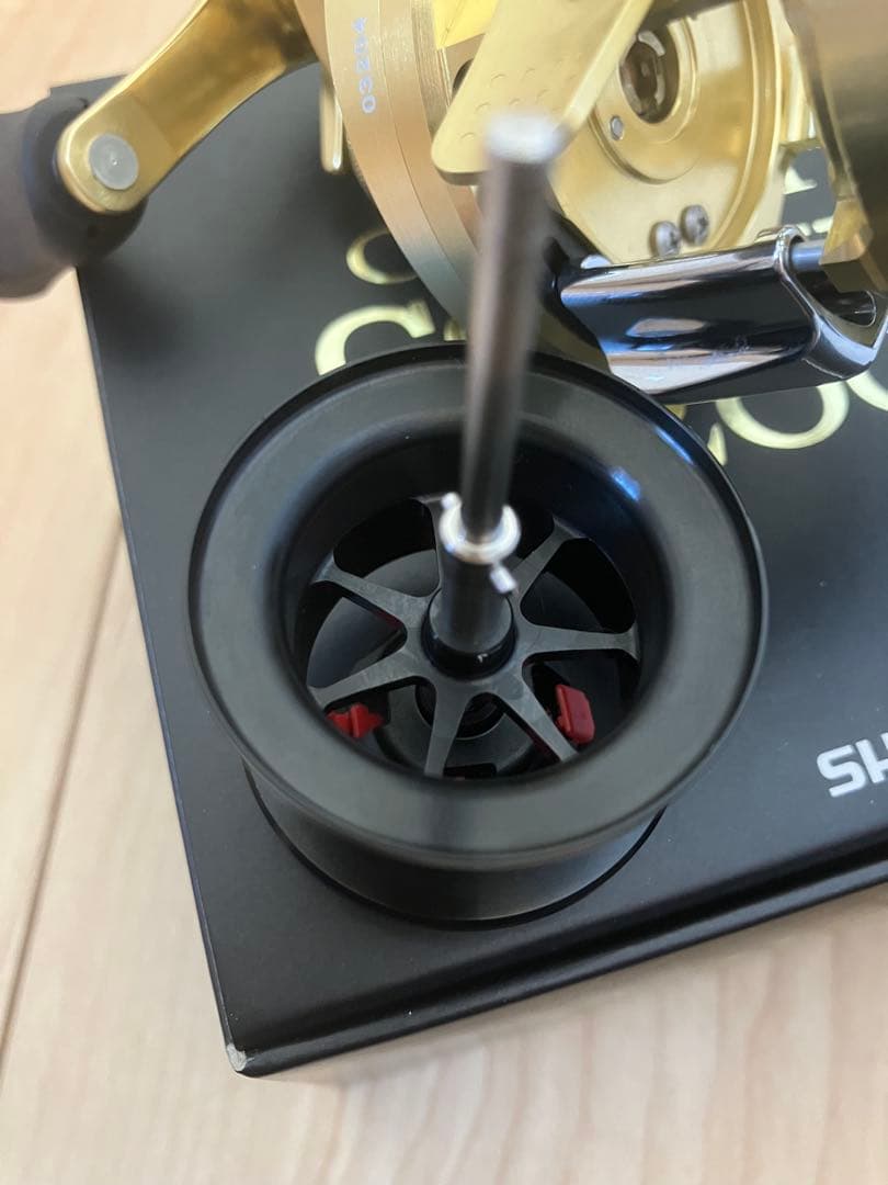 極美品　シマノ 15カルカッタコンクエスト200 ノーマル　アベイルスプール