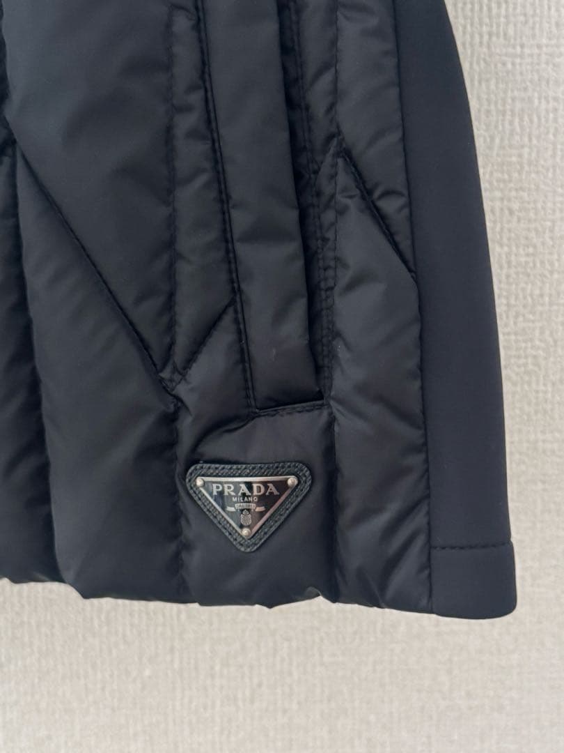 プラダ　ダウンベスト