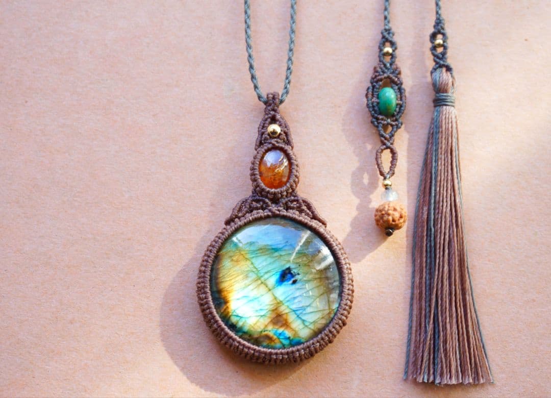 マルチカラーラブラドライト　オレンジカイヤナイト　マクラメ　ネックレス