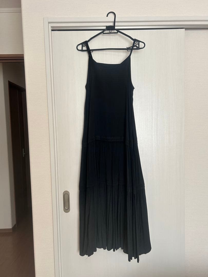 【loungedress】サテンティアードキャミワンピース　黒　フリーサイズ