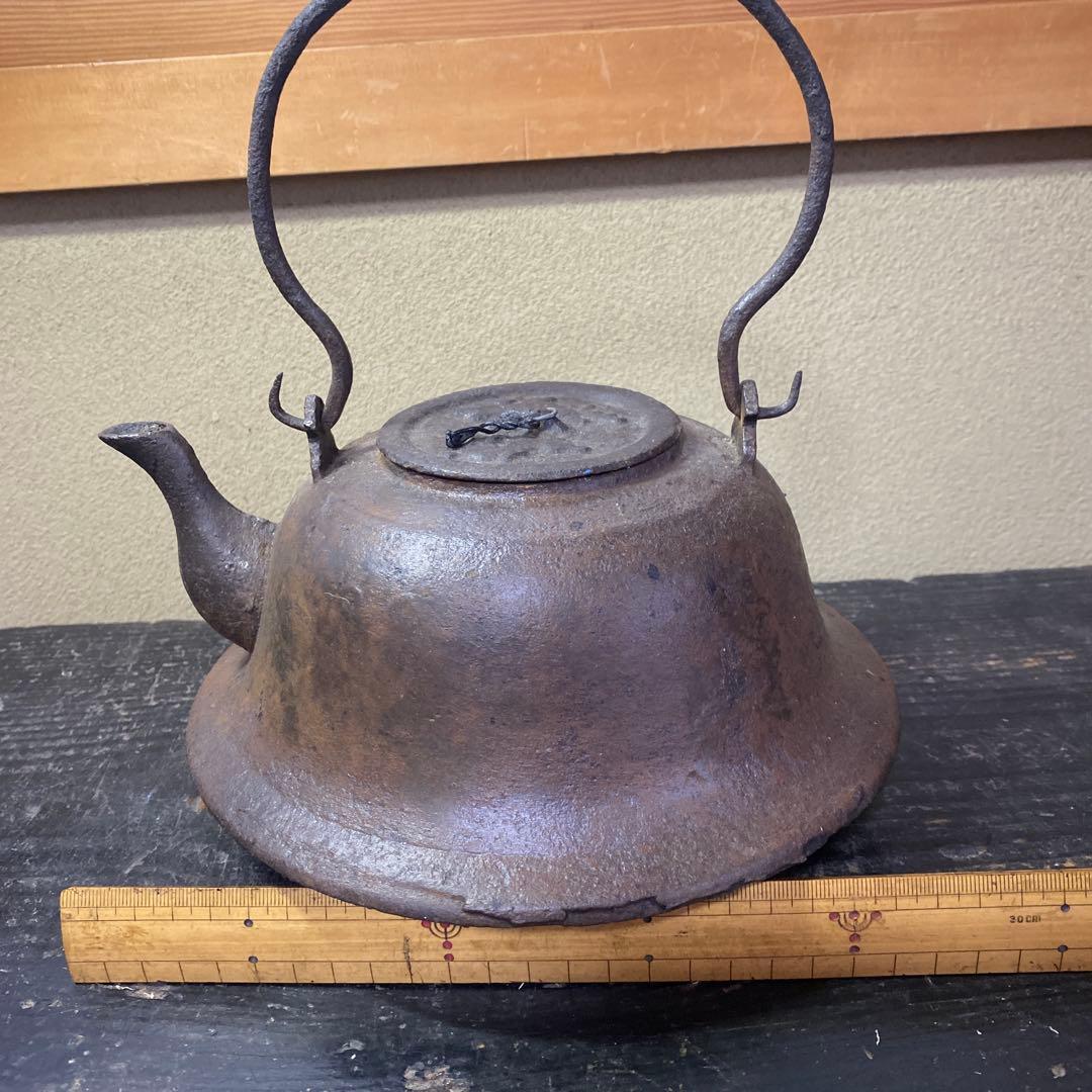 江戸時代　波ウサギ桜チラシ鉄瓶