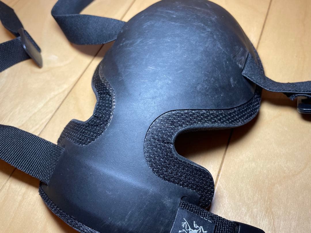 実物　Arc'teryx(アークテリクス)　ニーパッド　黒