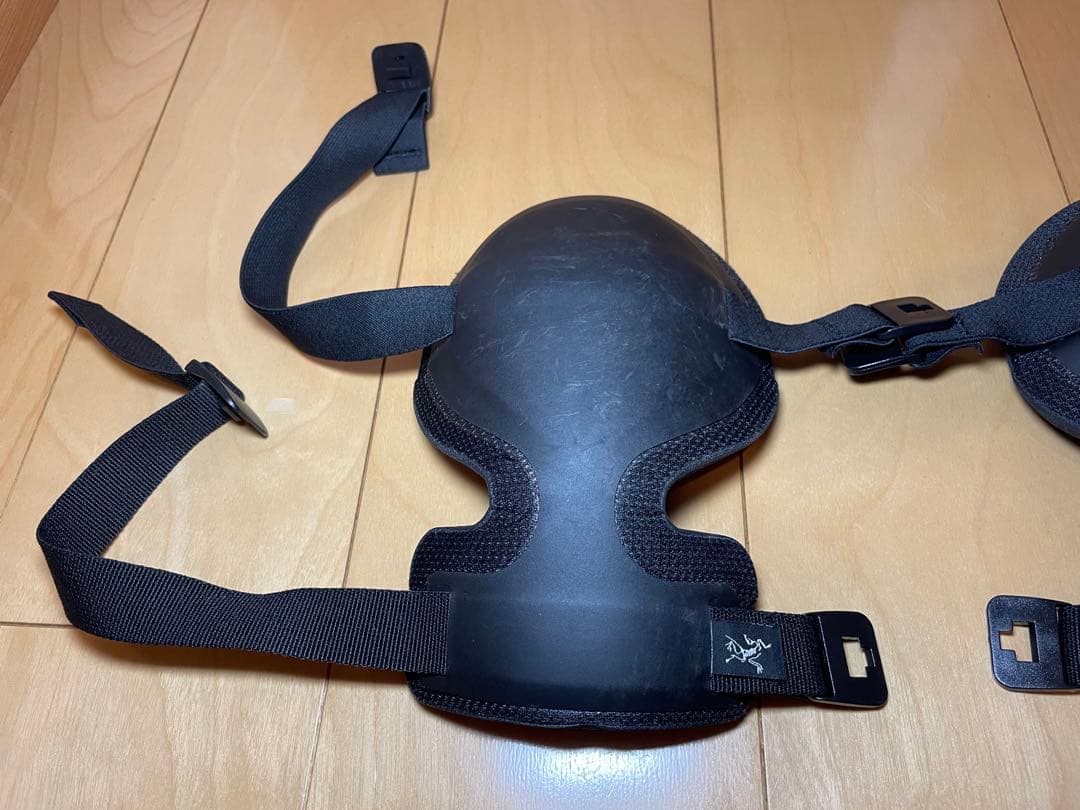 実物　Arc'teryx(アークテリクス)　ニーパッド　黒