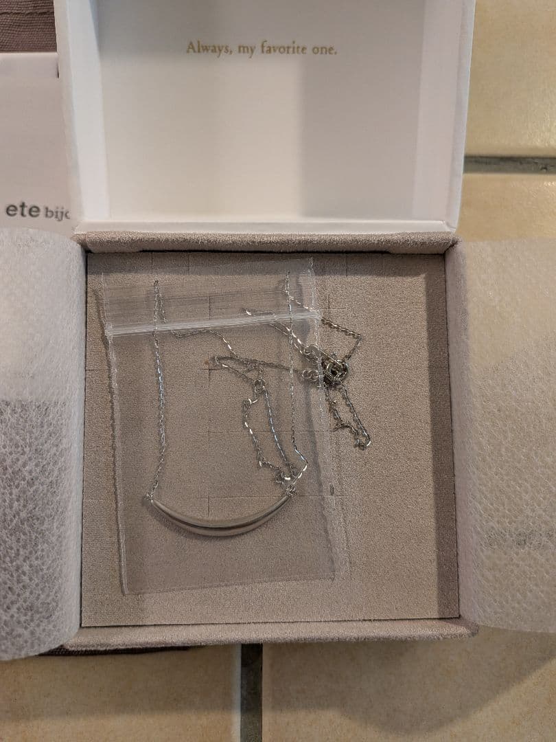 ete クレセントムーンネックレス　プラチナ