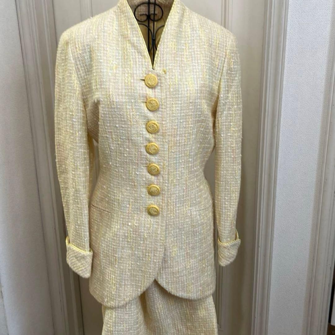 マギーのクリーム系高級ツイードスーツ