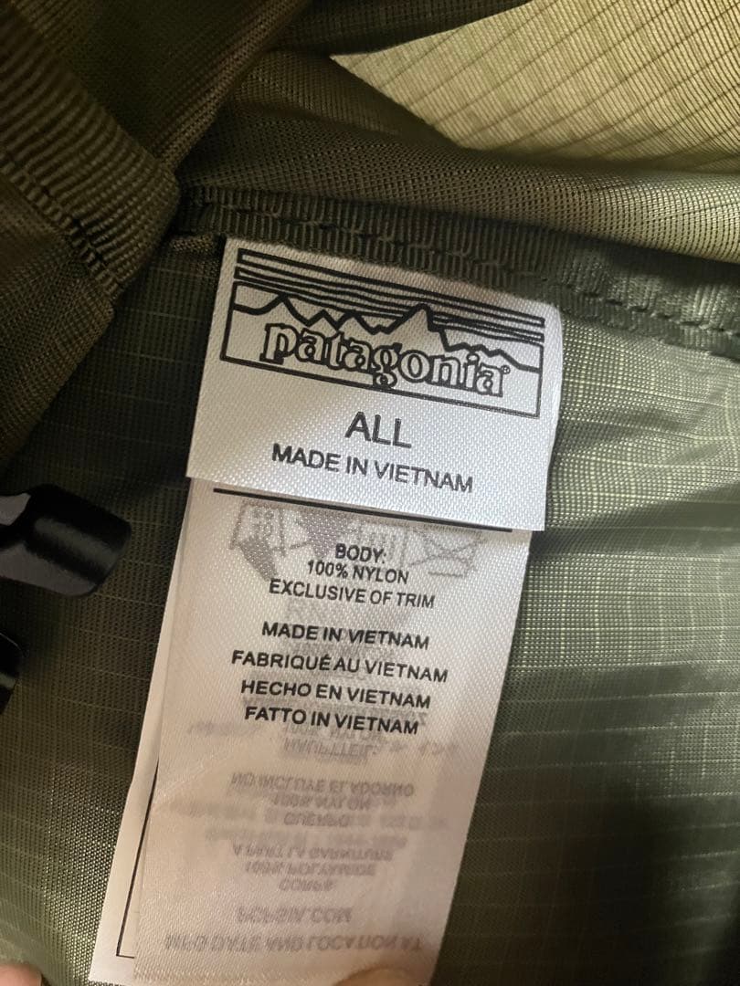 新品 patagonia ウルトラライトブラックホール・トート・パック　カーキ