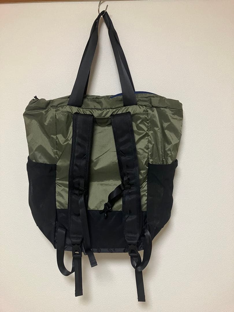新品 patagonia ウルトラライトブラックホール・トート・パック　カーキ