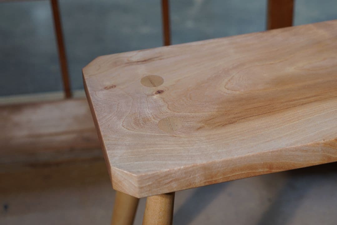 〜ふと触れたくなる無垢の家具を日常に〜 コントラストが映える桜の一枚板スツール