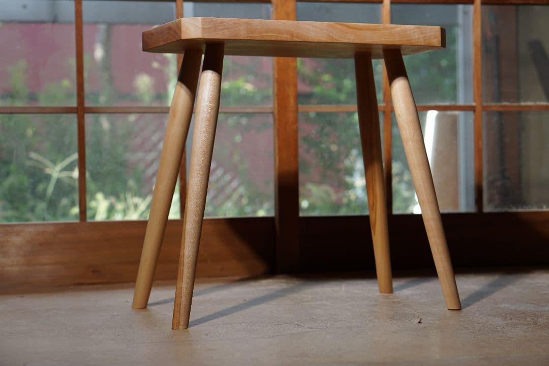 〜ふと触れたくなる無垢の家具を日常に〜 コントラストが映える桜の一枚板スツール